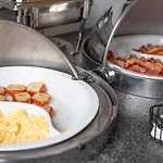 Golden Tulip West Ende 4*