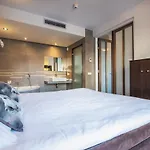 Golden Tulip West Ende 4*