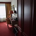 Hotel Golden Tulip West Ende 4*
