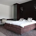 Hotel Golden Tulip West Ende 4*