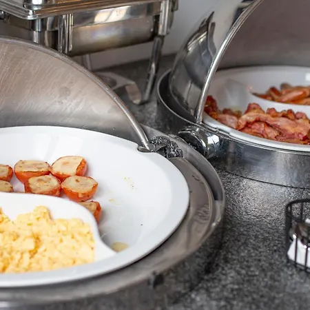 Golden Tulip West Ende 4*