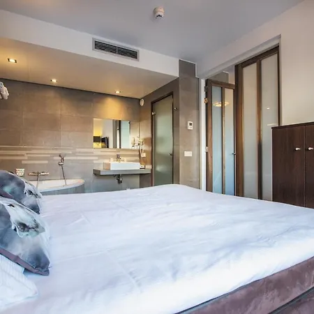 Golden Tulip West Ende 4*