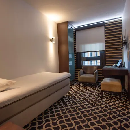 فندق Golden Tulip West Ende هيلموند