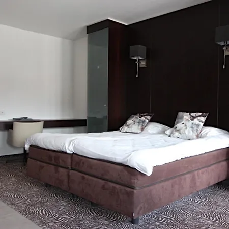 מלון Golden Tulip West Ende 4*