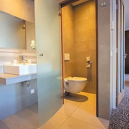 Golden Tulip West Ende Hotel 4*