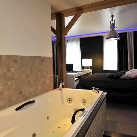 Golden Tulip West Ende 4*