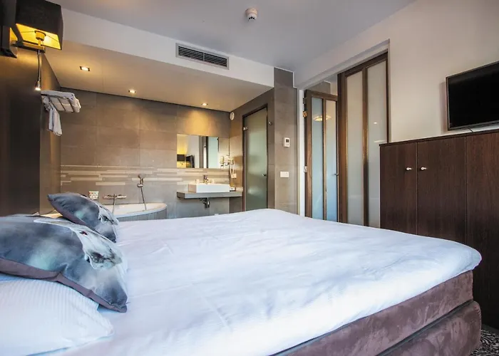 Golden Tulip West Ende 4*