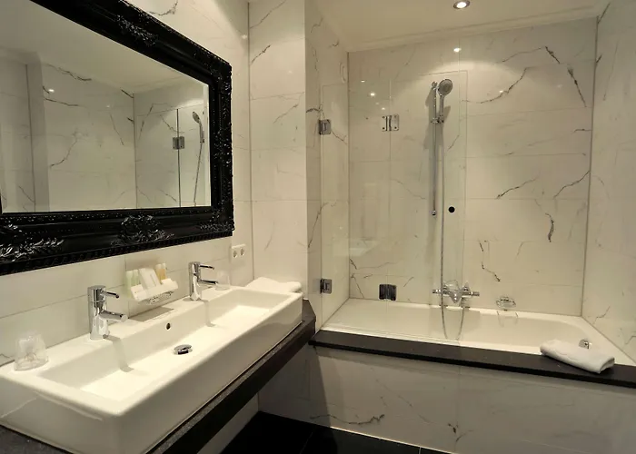 Golden Tulip West Ende 4*