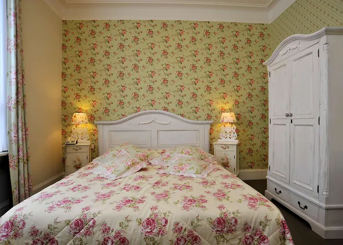 Golden Tulip West Ende 4*