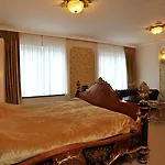 Golden Tulip West Ende Hotell 4*