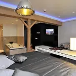 Golden Tulip West Ende Hotell 4*