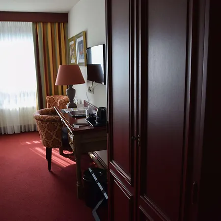 فندق Golden Tulip West Ende 4*