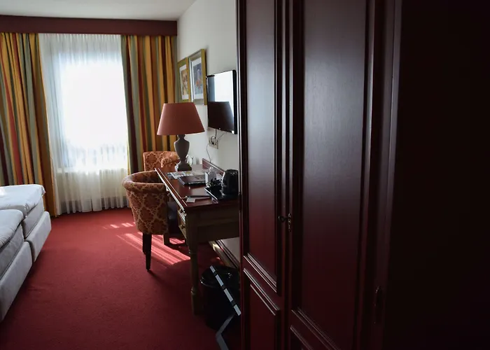 Hotell Golden Tulip West Ende 4*