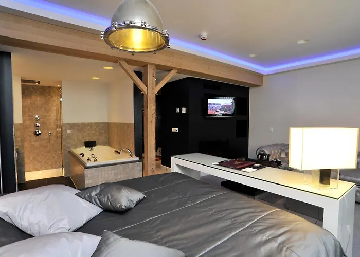 Golden Tulip West Ende 4*