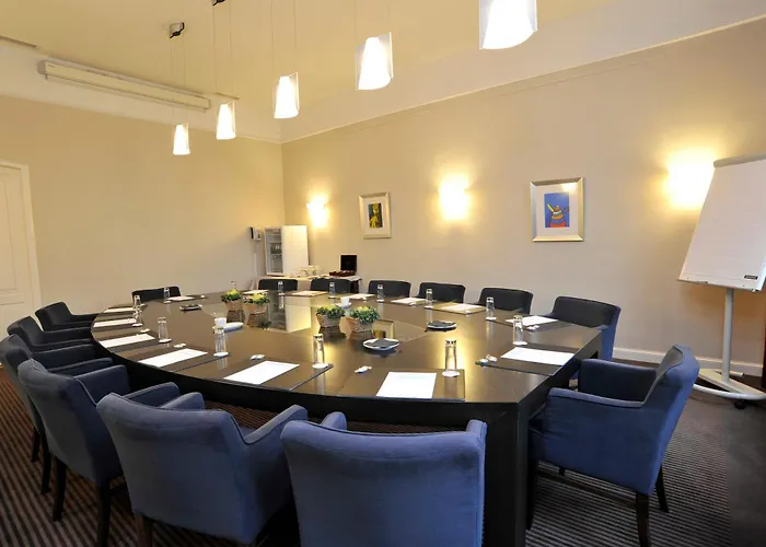 Golden Tulip West Ende Hotell 4*